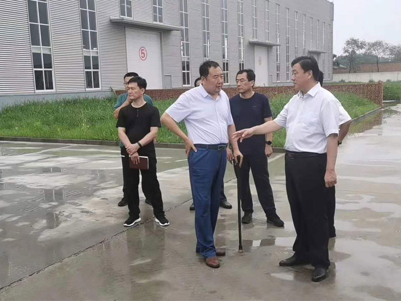 縣委書(shū)記劉勇帶領(lǐng)相關(guān)部門領(lǐng)導(dǎo)蒞臨我公司新廠